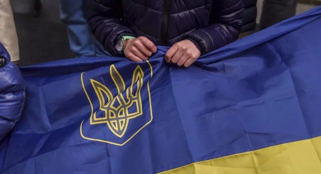 Фото: © AP Photo / Adam Gray Украинский флаг. Архивное фото