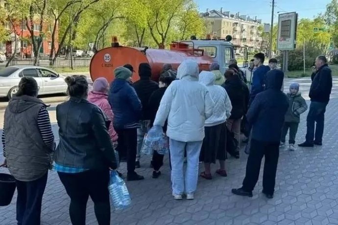 Фото: Жители Хакасии в очереди за водой
