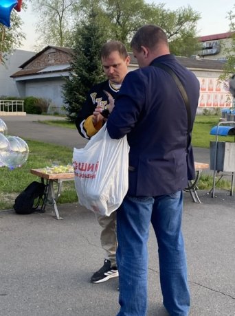 Фото: Олег Иванов общается с жителями Абакана