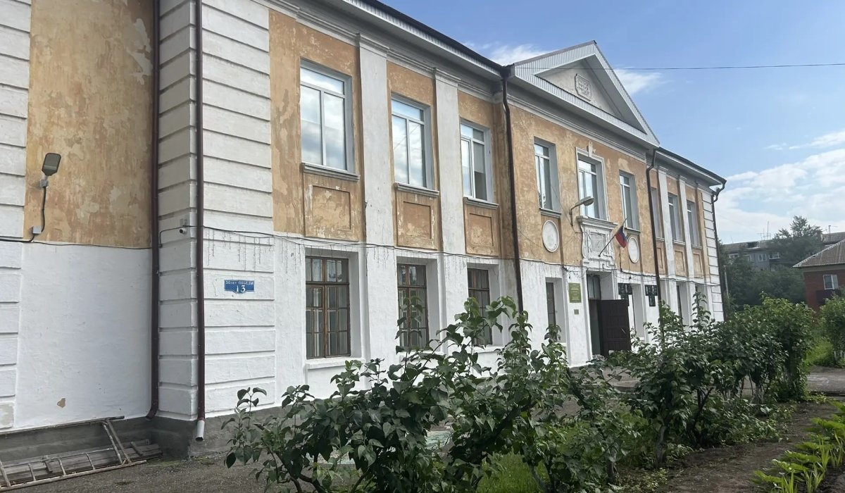 Здание третьей школы п Усть-Абакане построено ещё в середине прошлого века