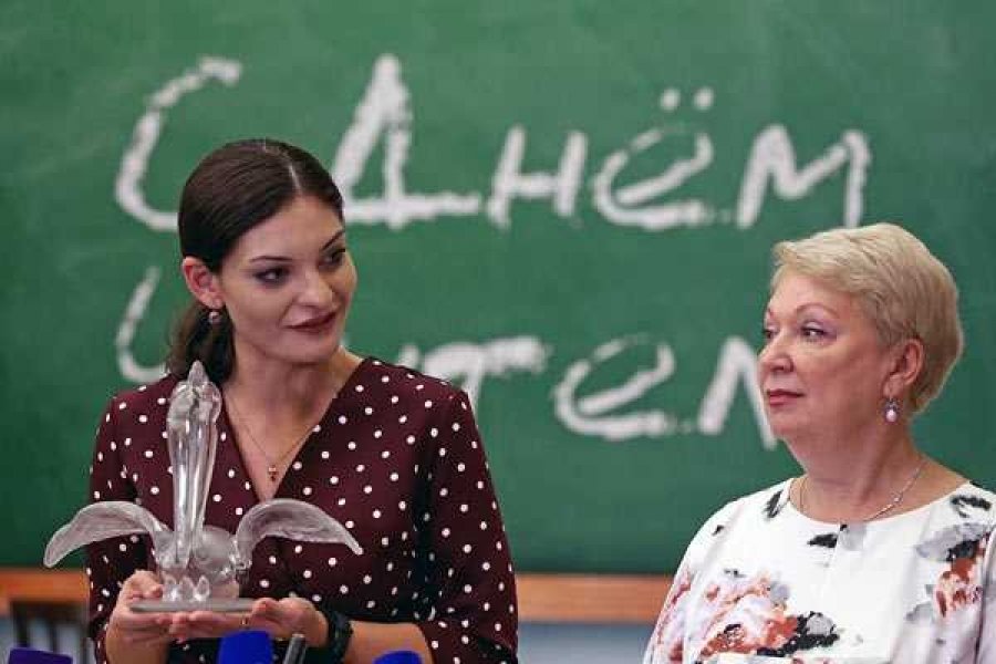 Преподаватель русского языка и литературы в средней школе №55 "Долина знаний" в Волгограде Лариса Арачашвили и министр просвещения РФ Ольга Васильева во время пресс-подхода после церемонии вручения премий Всероссийского конкурса "Учитель года России - 2019" в Государственном Кремлевском дворце. Фото: Сергей Михеев/ РГ