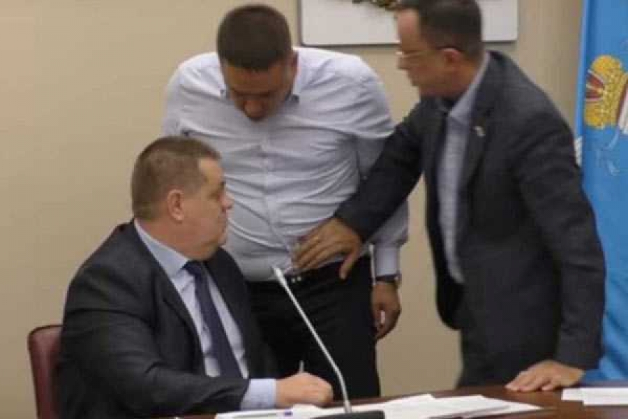 Ульяновские депутаты чуть не подрались из-за непристойной реплики (кадр из видео)