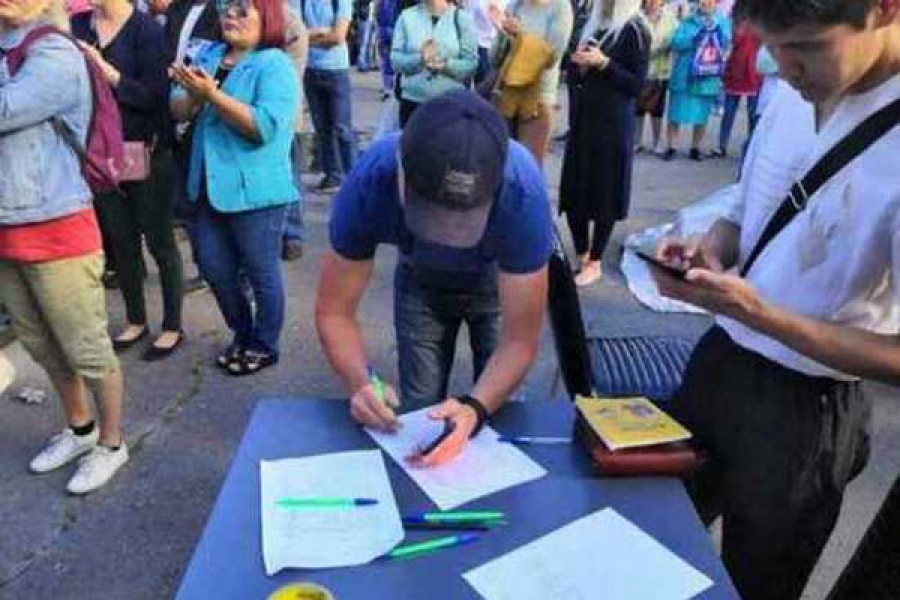 Сбор подписей. Фото "Шанс"