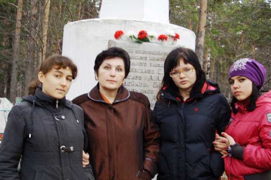 На фото Татьяна Лисенкова и юнкоры у обелиска