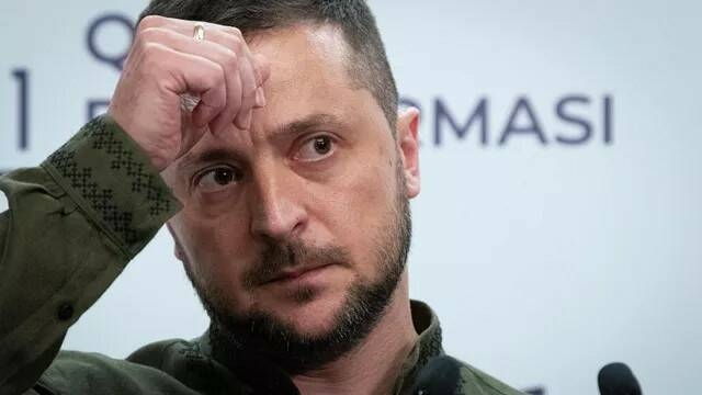 Изображения: Зеленский/AP Photo/Andrew Kravchenko, коллаж: rsute.ru