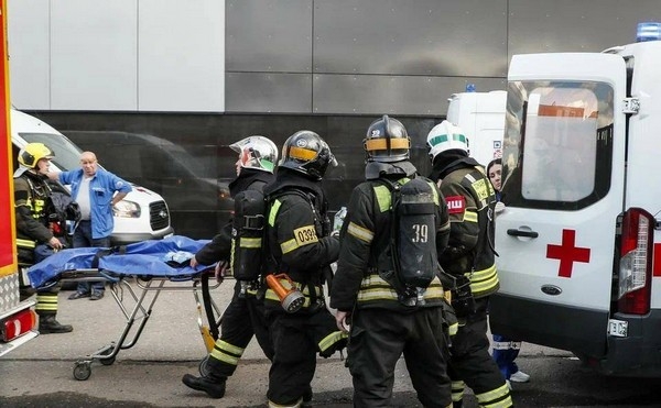 В фешенебельном ТЦ «Времена года» у метро «Славянский бульвар» от ожогов погибли четыре человека. Фото: Юрий Кочетков/ТАСС