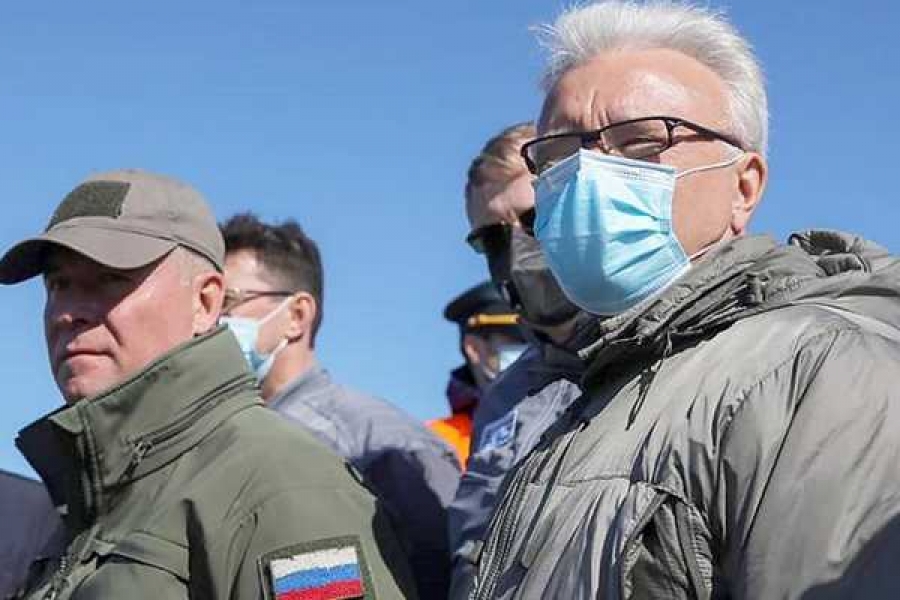На фото: глава МЧС РФ Зиничев и губернатор Красноярского края Усс прибыли в Норильск, где произошел разлив ГСМ (Фото: Пресс-служба губернатора и правительства Красноярского края/ТАСС)